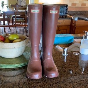 Size 6 Hunter tall boots.
